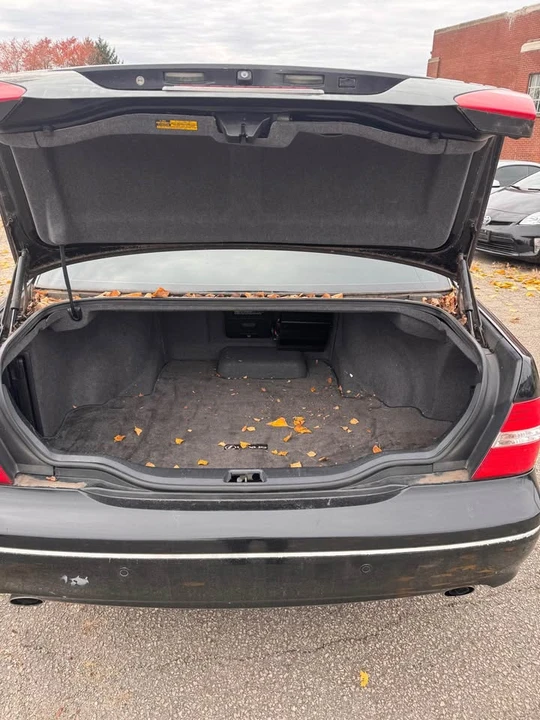 2005 Lexus LS 3rd Gen - Image 17 of 18