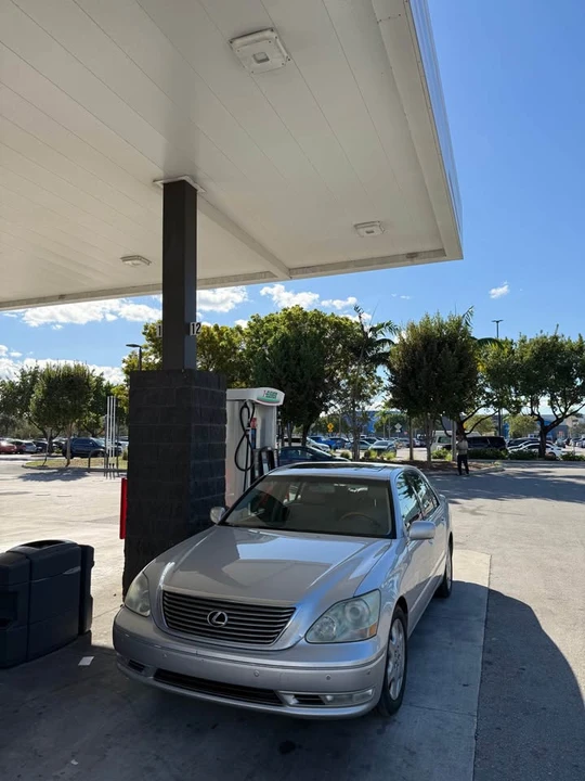 2005 Lexus LS 3rd Gen - Image 6 of 9