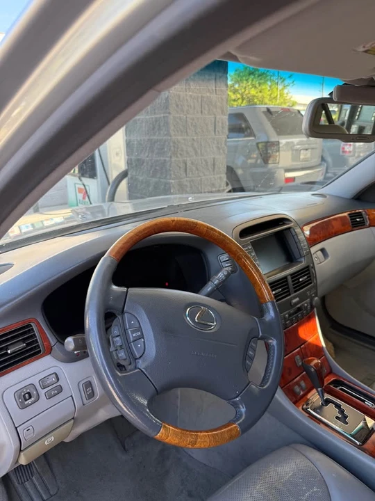 2005 Lexus LS 3rd Gen - Image 5 of 9