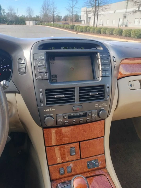 2005 Lexus LS 3rd Gen - Image 6 of 18