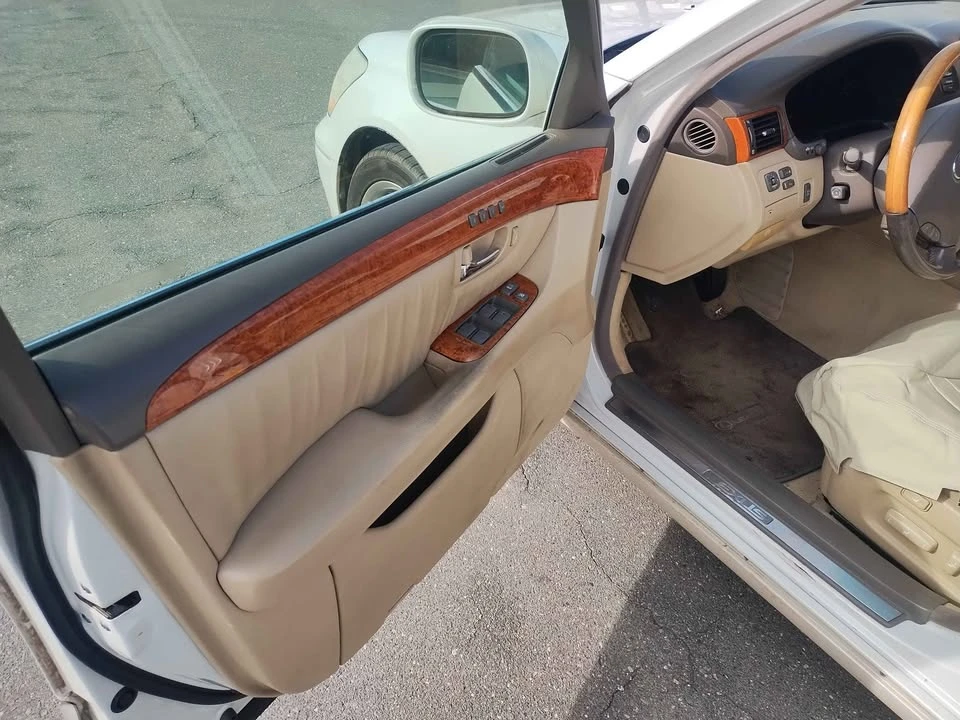2005 Lexus LS 3rd Gen - Image 15 of 18