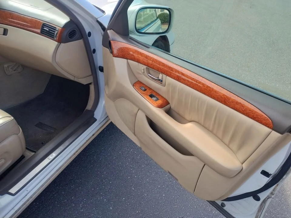 2005 Lexus LS 3rd Gen - Image 13 of 18