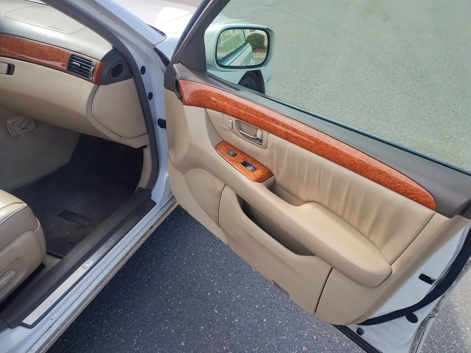 2005 Lexus LS 3rd Gen - Image 12 of 18
