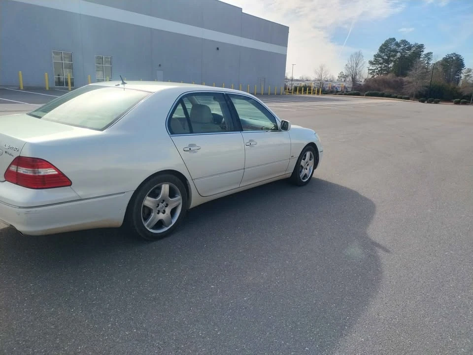 2005 Lexus LS 3rd Gen - Image 5 of 18