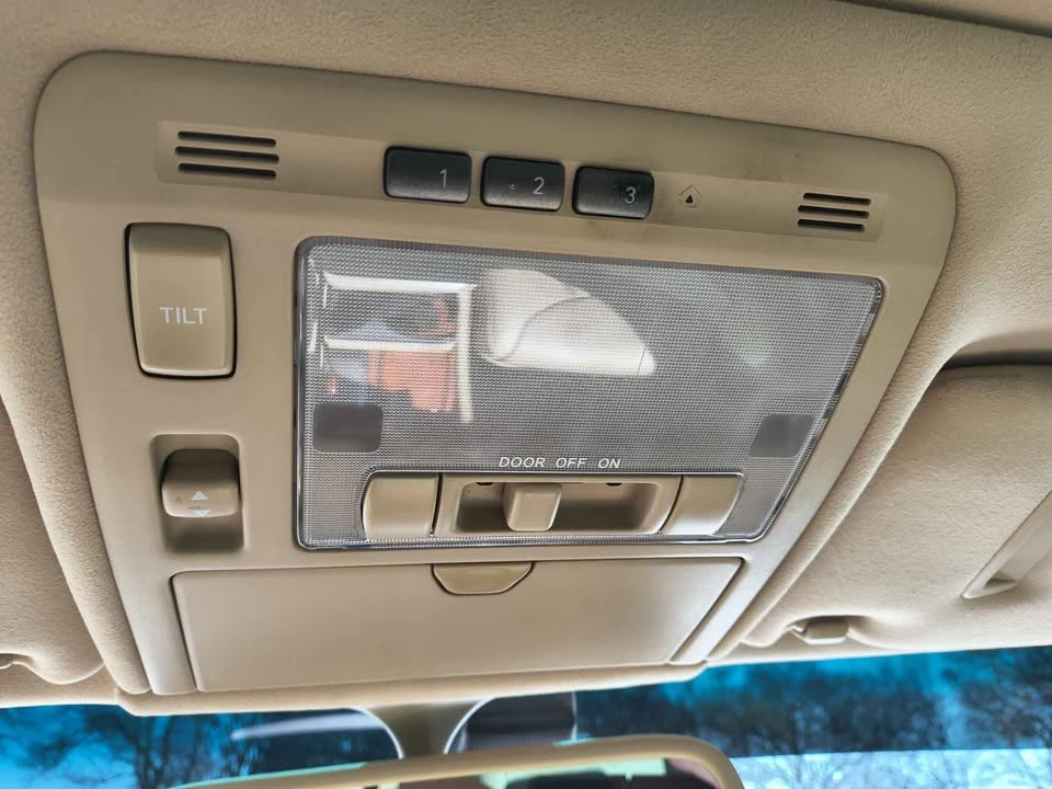 2005 Lexus LS 3rd Gen - Image 8 of 16