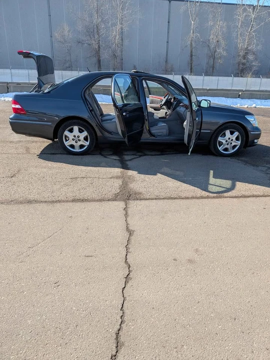 2005 Lexus LS 3rd Gen - Image 9 of 21