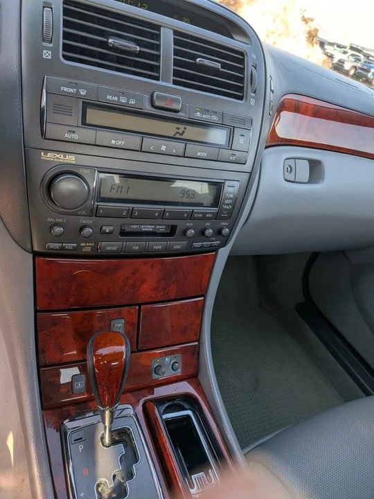 2005 Lexus LS 3rd Gen - Image 13 of 21