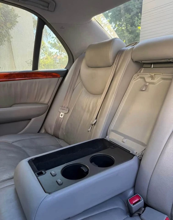 2005 Lexus LS 3rd Gen - Image 9 of 11