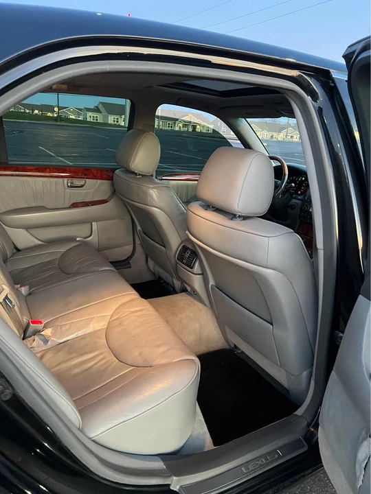 2005 Lexus LS 3rd Gen - Image 16 of 19