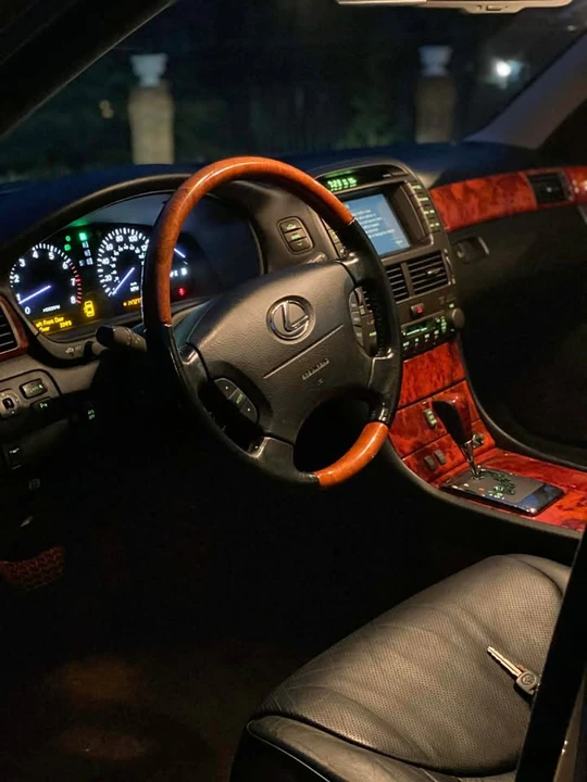 2005 Lexus LS 3rd Gen - Image 5 of 11