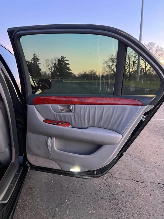 2005 Lexus LS 3rd Gen - Image 15 of 19