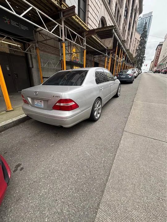 2005 Lexus LS 3rd Gen - Image 2 of 4