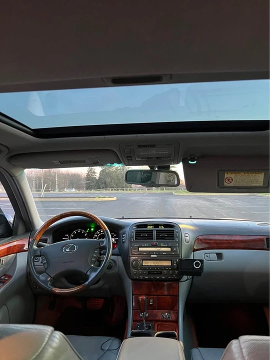 2005 Lexus LS 3rd Gen - Image 12 of 19