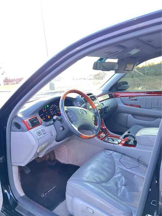 2005 Lexus LS 3rd Gen - Image 11 of 19