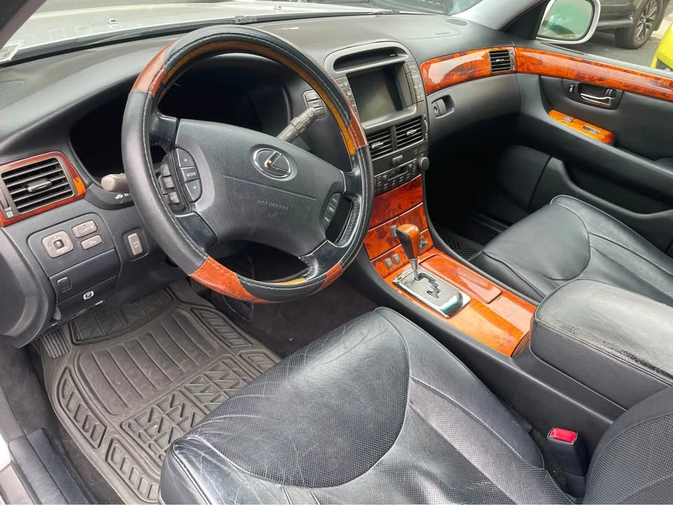 2005 Lexus LS 3rd Gen - Image 11 of 20