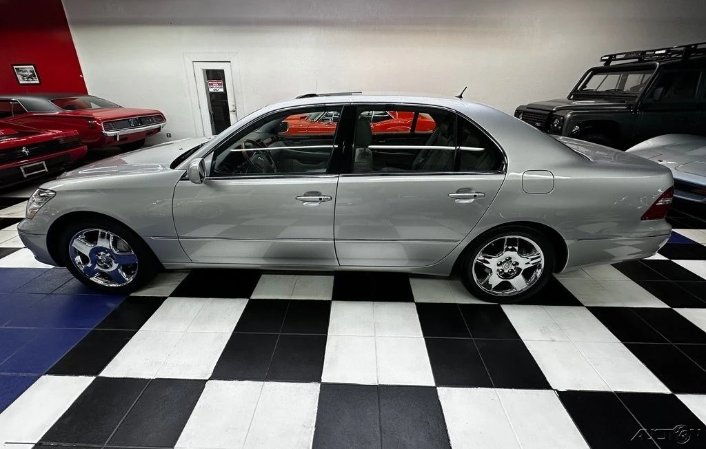 2005 Lexus LS 3rd Gen - Image 13 of 24