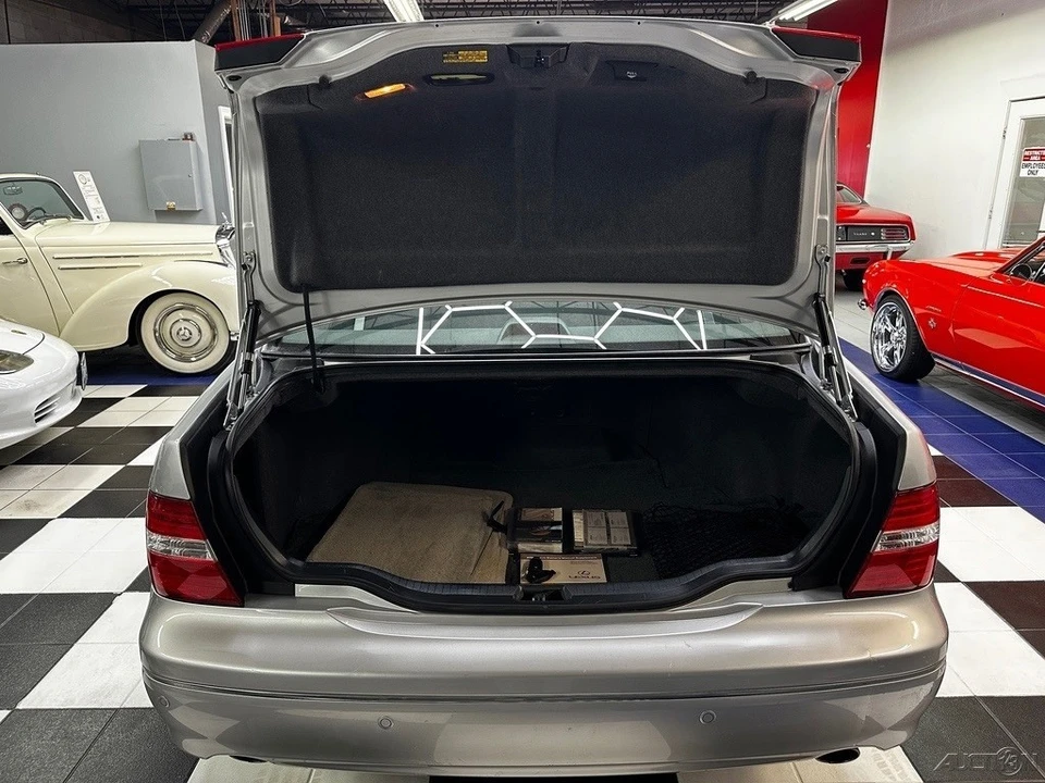 2005 Lexus LS 3rd Gen - Image 21 of 24