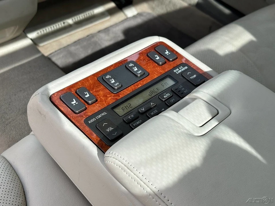 2005 Lexus LS 3rd Gen - Image 20 of 24