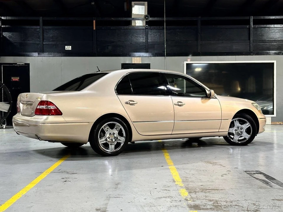 2005 Lexus LS 3rd Gen - Image 11 of 24