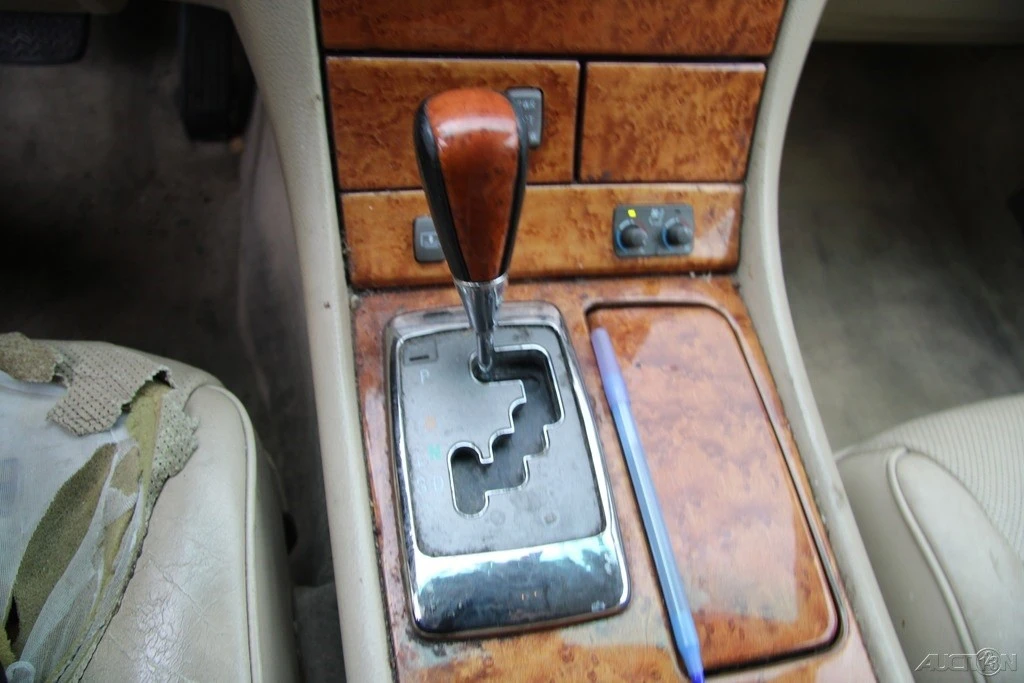2005 Lexus LS 3rd Gen - Image 19 of 21