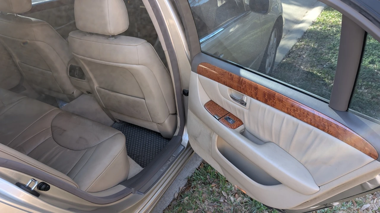 2005 Lexus LS 3rd Gen - Image 11 of 15