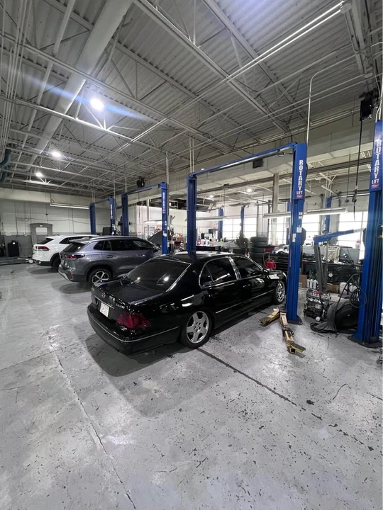 2005 Lexus LS 3rd Gen - Image 2 of 10