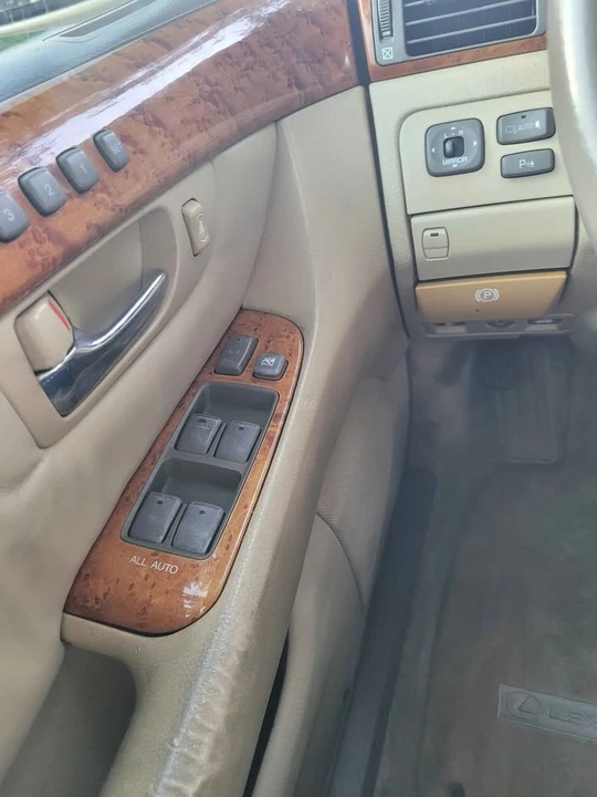 2005 Lexus LS 3rd Gen - Image 4 of 8