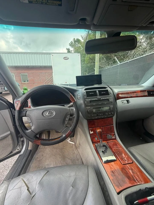 2005 Lexus LS 3rd Gen - Image 6 of 7