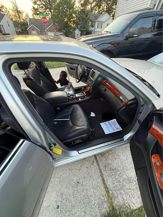 2005 Lexus LS 3rd Gen - Image 14 of 20