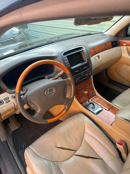 2005 Lexus LS 3rd Gen - Image 5 of 7