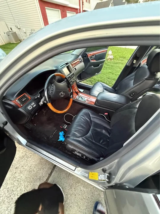 2005 Lexus LS 3rd Gen - Image 2 of 20