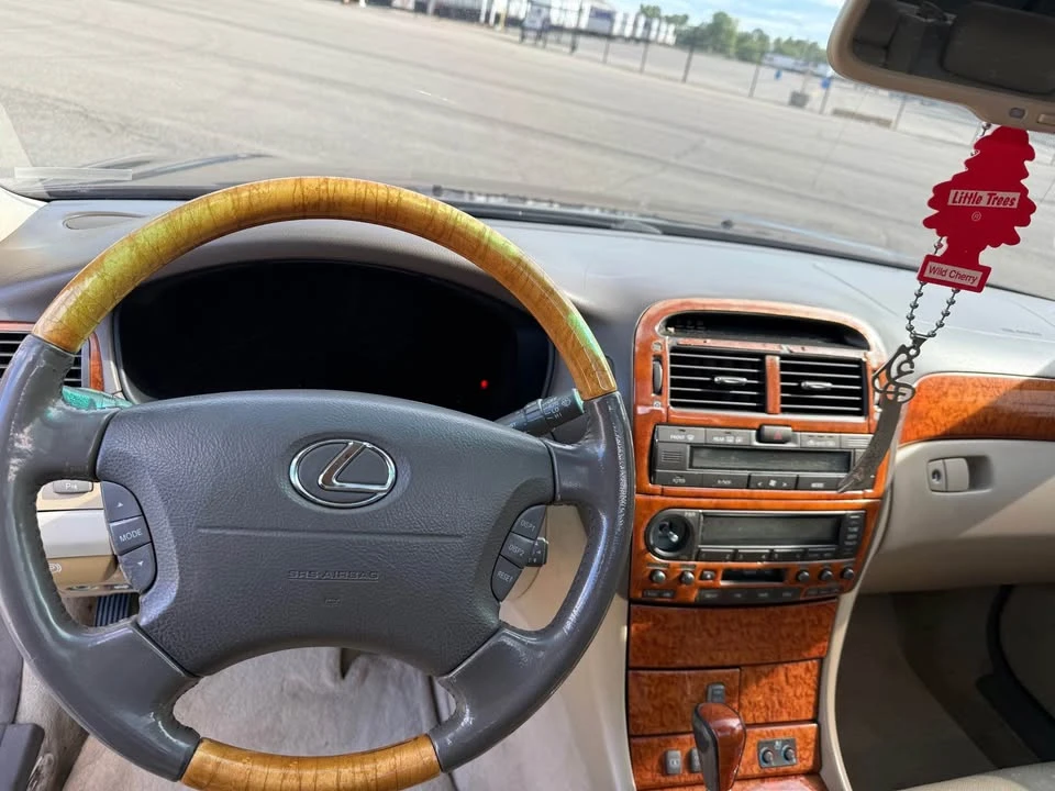 2005 Lexus LS 3rd Gen - Image 9 of 17