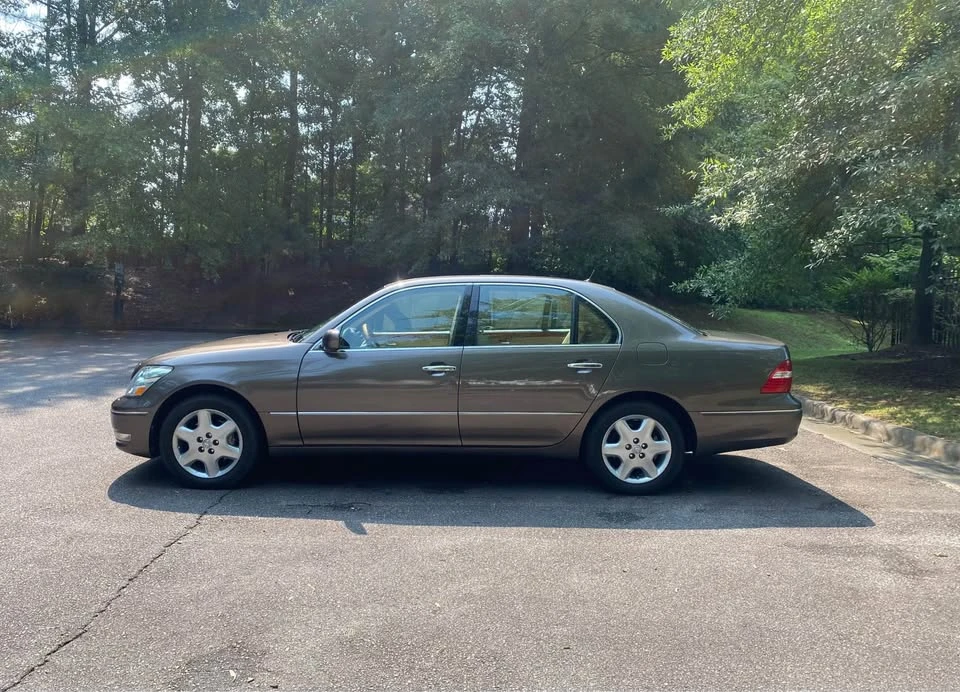 2005 Lexus LS 3rd Gen - Image 2 of 18