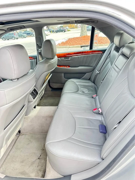 2005 Lexus LS 3rd Gen - Image 9 of 11