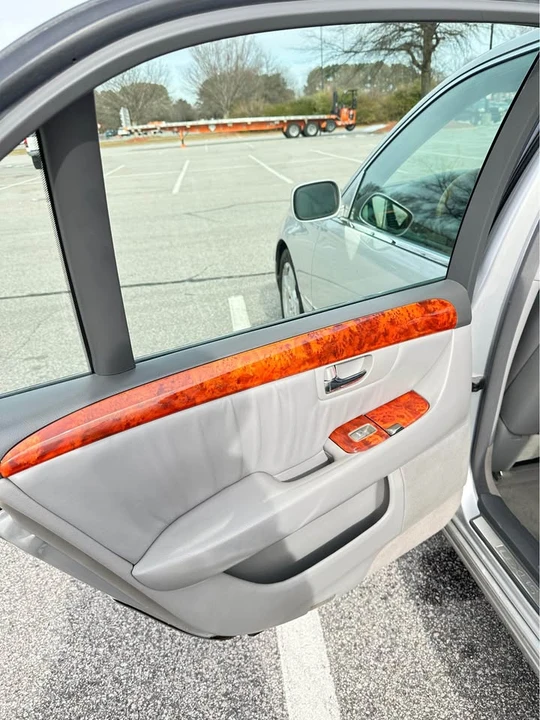 2005 Lexus LS 3rd Gen - Image 10 of 11