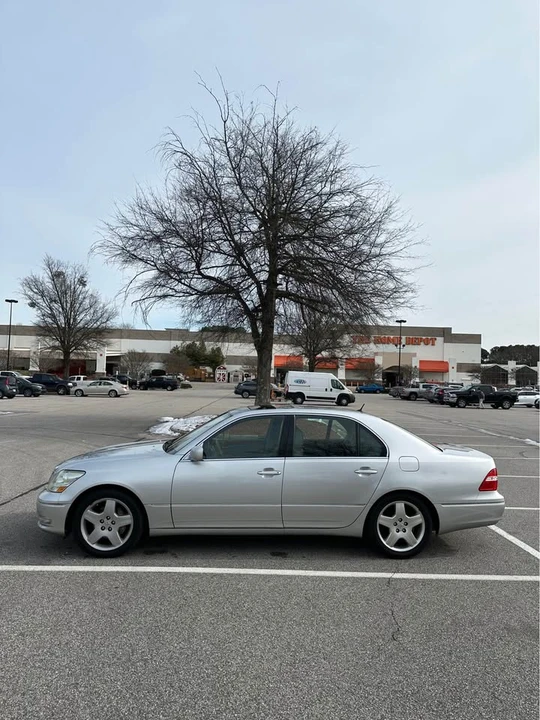 2005 Lexus LS 3rd Gen - Image 3 of 11