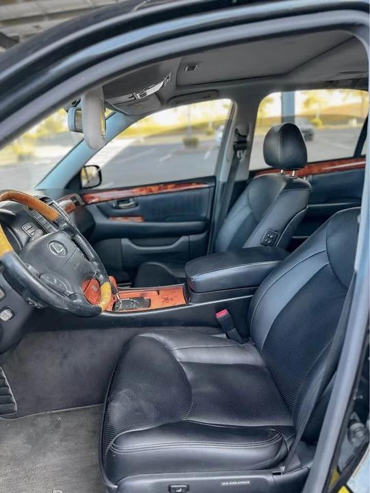 2005 Lexus LS 3rd Gen - Image 12 of 15