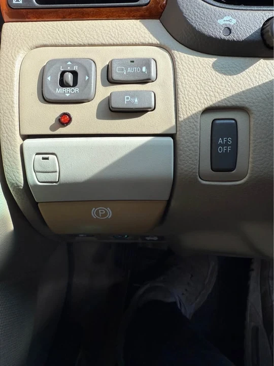 2005 Lexus LS 3rd Gen - Image 13 of 17