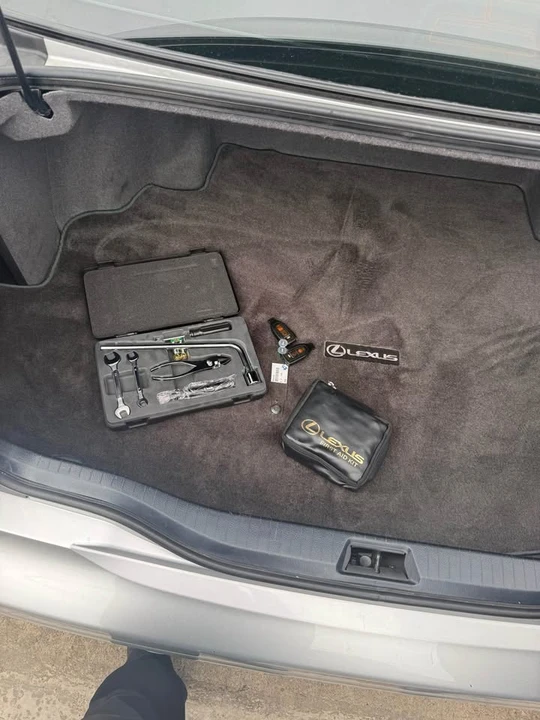 2005 Lexus LS 3rd Gen - Image 8 of 14