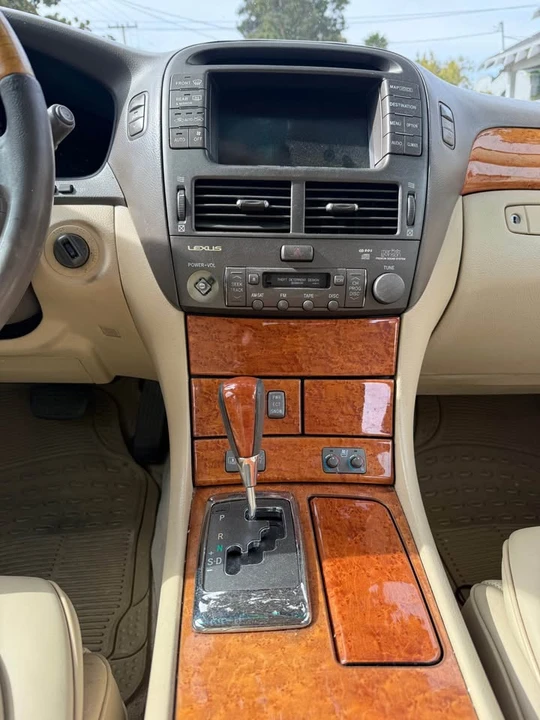 2005 Lexus LS 3rd Gen - Image 5 of 11