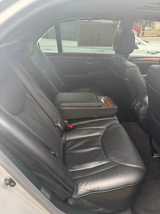 2005 Lexus LS 3rd Gen - Image 11 of 14