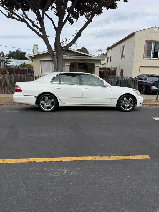 2005 Lexus LS 3rd Gen - Image 10 of 11
