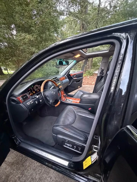 2005 Lexus LS 3rd Gen - Image 15 of 20