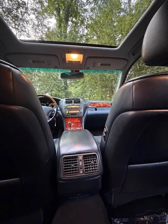2005 Lexus LS 3rd Gen - Image 18 of 20