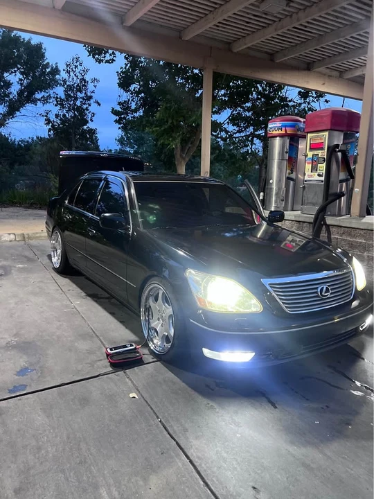 2005 Lexus LS 3rd Gen - Image 10 of 17