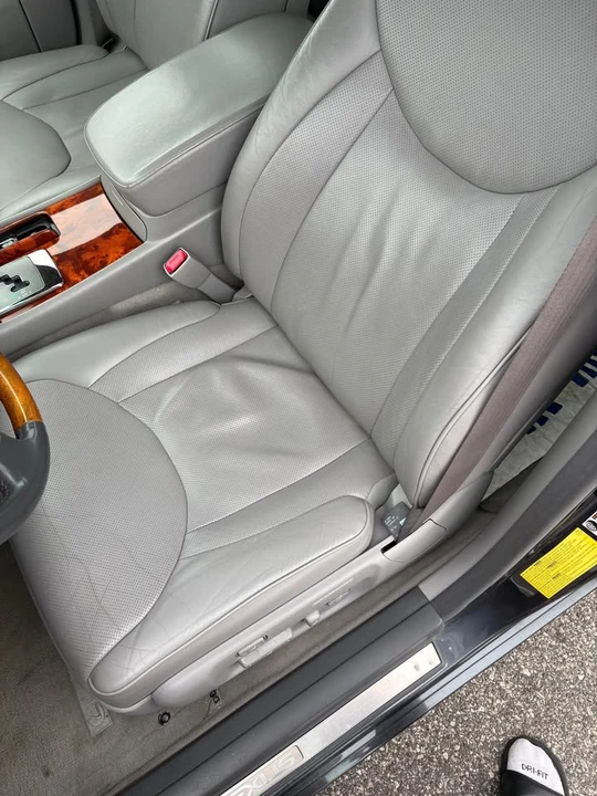 2005 Lexus LS 3rd Gen - Image 11 of 20