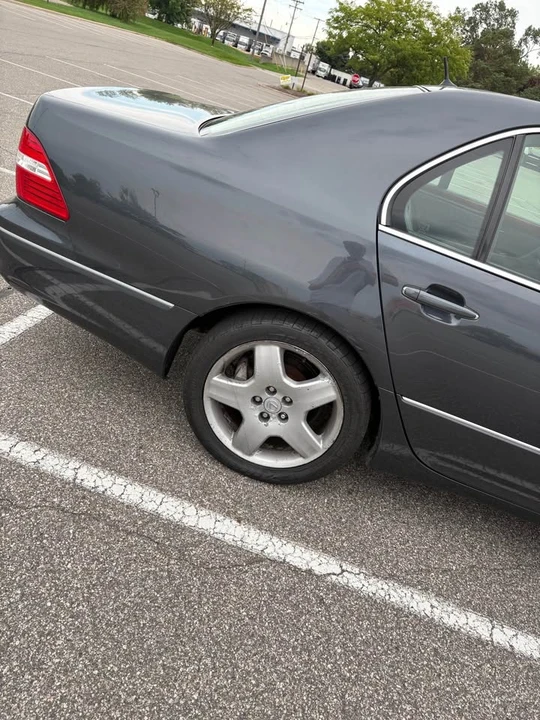 2005 Lexus LS 3rd Gen - Image 2 of 20