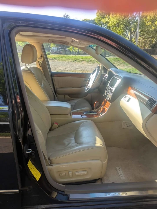 2005 Lexus LS 3rd Gen - Image 16 of 20