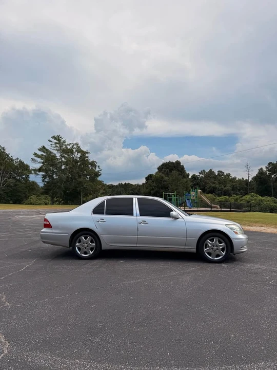 2005 Lexus LS 3rd Gen - Image 3 of 11