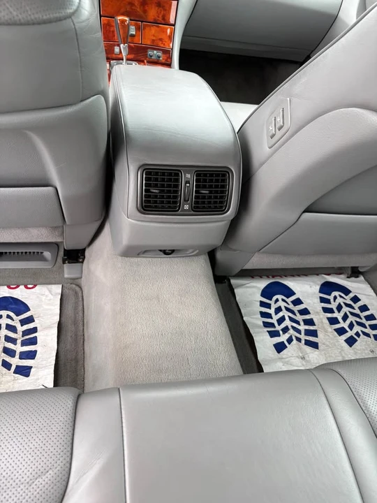 2005 Lexus LS 3rd Gen - Image 10 of 20